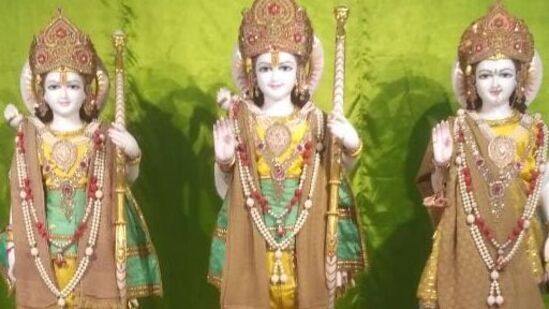 జనవరి 22 న అయోధ్యలో ప్రతిష్టించనున్న రామ్ లల్లా విగ్రహం నల్లరాతితో చేశారు. అద్భుతమైన శోభను కలిగి ఉంది. నిజంగా రాముడి బాల అవతారాన్ని చూసినట్టుగా అనిపిస్తుంది. గురువారం మంత్రోచ్ఛారణల మధ్య విగ్రహాన్ని ఆలయ గర్భగుడిలో ఉంచారు. అప్పుడు ఈ విగ్రహం కళ్ళు పసుపు గుడ్డతో కప్పబడి ఉన్నాయి. వాటిని ప్రాణ ప్రతిష్ట రోజు తొలగిస్తారు. 51 అంగుళాల ఎత్తున్న ఈ విగ్రహానికి సంబంధించి అనేక ఆసక్తికరమైన విషయాలు మీకోసం. జనవరి 22 న అయోధ్యలో ప్రతిష్టించనున్న రామ్ లల్లా విగ్రహం నల్లరాతితో చేశారు. అద్భుతమైన శోభను కలిగి ఉంది. నిజంగా రాముడి బాల అవతారాన్ని చూసినట్టుగా అనిపిస్తుంది. గురువారం మంత్రోచ్ఛారణల మధ్య విగ్రహాన్ని ఆలయ గర్భగుడిలో ఉంచారు. అప్పుడు ఈ విగ్రహం కళ్ళు పసుపు గుడ్డతో కప్పబడి ఉన్నాయి. వాటిని ప్రాణ ప్రతిష్ట రోజు తొలగిస్తారు. 51 అంగుళాల ఎత్తున్న ఈ విగ్రహానికి సంబంధించి అనేక ఆసక్తికరమైన విషయాలు మీకోసం. 