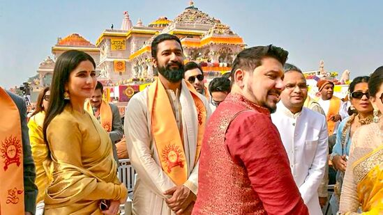 రామమందిరం వద్ద కత్రినా కైఫ్, ఆమె భర్త విక్కీ కౌశల్ నిలబడిన దృశ్యమిది.&nbsp;