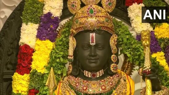 ఈ రోజు మధ్యాహ్నం 12.29 గంటలకు రామ్ లల్లా ప్రాణ ప్రతిష్ఠ కార్యక్రమం 84 సెకన్లపాటు జరిగింది. ప్రాణ ప్రతిష్ఠ తర్వాత రామ్ లల్లా ఫోటోలు కూడా బయటకు వచ్చాయి. తలపై బంగారు కిరీటం, నుదిటిపై తిలకం, రెండు చేతులతో బంగారు విల్లు, బాణంతో రామ్ లల్లా అద్భుత దృశ్యం ఉంది.