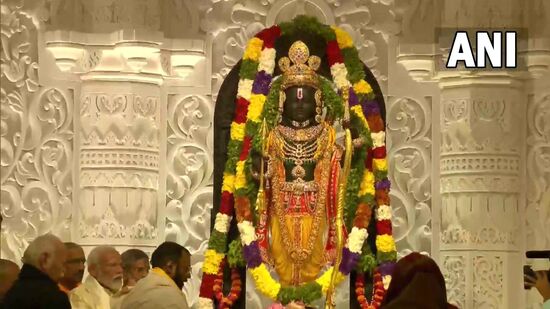 కృష్ణశిలతో చేసిన ఈ విగ్రహం శతాబ్దాల పాటు అలాగే ఉంటుంది. అరుణ్ &nbsp;యోగి రాజ్ ఈ విగ్రహాన్ని రూపొందించారు