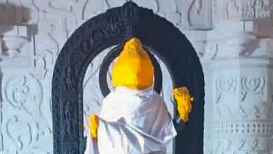 రామ్ లల్లా కిరీటం పక్కన సూర్య దేవుడు, శంఖం, స్వస్తిక, సుదర్శన చక్రం, జాపత్రి కనిపిస్తాయి. విగ్రహం కిరీటం వెనుక శ్రీరాముని వంశ దైవం అయిన సూర్య భగవానుడు కనిపిస్తాడు. రామ్ లల్లా కిరీటం పక్కన సూర్య దేవుడు, శంఖం, స్వస్తిక, సుదర్శన చక్రం, జాపత్రి కనిపిస్తాయి. విగ్రహం కిరీటం వెనుక శ్రీరాముని వంశ దైవం అయిన సూర్య భగవానుడు కనిపిస్తాడు. 