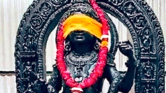 రామ్ లల్లా ఎడమ చేతిలో విల్లు, కుడి చేతిలో బాణం పట్టుకున్నట్టు ఉంటుంది. రామ్ లల్లా ఎడమ చేతిలో విల్లు, కుడి చేతిలో బాణం పట్టుకున్నట్టు ఉంటుంది. 