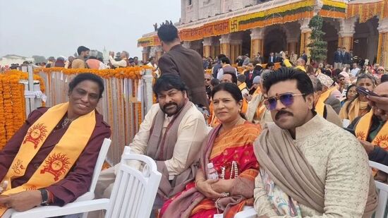 టాలీవుడ్ మెగాస్టార్ చిరంజీవి, ఆయన భార్య సురేఖ, మెగా పవర్ స్టార్ రామ్‍చరణ్.. రామ మందిర వేడుకకు హాజరైన దృశ్యమిది. వారి ముందు వరుసలో భారత ఒలింపిక్ సంఘం అధ్యక్షురాలు, మాజీ అథ్లెట్ పీటీ ఉష ఉన్నారు.&nbsp;