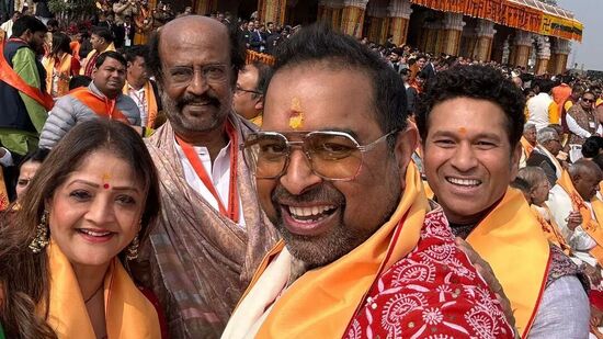 అయోధ్య రామమందిర ప్రారంభోత్సవంలో తమిళ సూపర్ స్టార్ రజినీకాంత్, క్రికెట్ దిగ్గజం సచిన్ టెండూల్కర్, స్టార్ సింగర్ శంకర్ మహదేవన్ పాల్గొన్న దృశ్యమిది.&nbsp;
