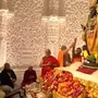 <p>అయోధ్యలోని రామమందిరంలో రామ్ లాలా ప్రాణ ప్రతిష్ఠ పూర్తయింది. &nbsp;ప్రధాని నరేంద్ర మోదీ చేతుల మీదుగా ప్రాణ ప్రతిష్ఠ జరిగింది. మధురమైన ఈ ఘట్టం జరుగుతున్న సమయంలో అయోధ్య ప్రాంతమంతా ఉప్పొంగింది. ఈ చారిత్రాత్మక ఘట్టాన్ని టీవీలు, మొబైల్‌ స్క్రీన్‌లలో చూసి గుడి బయట చాలా మంది ఉద్వేగానికి లోనయ్యారు.</p>