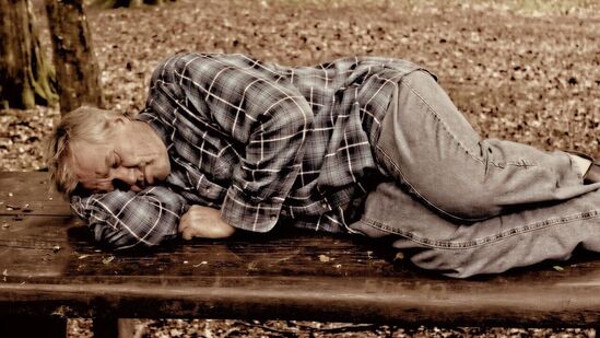 పగటిపూట నిద్రపోవడం శరీరానికి మంచిది కాదని చాలా మంది అనుకుంటారు. అయితే పగటిపూట 30 నిమిషాల నిద్ర మెదడు పనితీరుకు, మెదడు కణాలకు మంచిదని పరిశోధన ఫలితాలు సూచిస్తున్నాయి. పగటిపూట నిద్రపోవడం శరీరానికి మంచిది కాదని చాలా మంది అనుకుంటారు. అయితే పగటిపూట 30 నిమిషాల నిద్ర మెదడు పనితీరుకు, మెదడు కణాలకు మంచిదని పరిశోధన ఫలితాలు సూచిస్తున్నాయి.