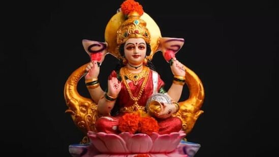 సాంప్రదాయ మతంలో పౌర్ణమి చాలా పవిత్రమైనదిగా పరిగణించబడుతుంది. ఒక సంవత్సరంలో 12 పౌర్ణమిలు జరుపుకుంటారు. ఈ సంవత్సరం పుష్య పూర్ణిమ జనవరి 25, గురువారం జరుపుకుంటారు. పౌష్ పూర్ణిమ లక్ష్మీ దేవికి అంకితం చేయబడింది, ఈ రోజున లక్ష్మీదేవి యొక్క అన్ని రూపాలు మేల్కొంటాయి. లక్ష్మీ దేవిని ప్రసన్నం చేసుకోవడానికి పౌష్ పూర్ణిమ నాడు ఉపవాసం పాటించడం సంప్రదాయంగా ఉంటుంది. లక్ష్మీదేవిని ప్రసన్నం చేసుకునేందుకు ఇలా చేయండి.&nbsp;