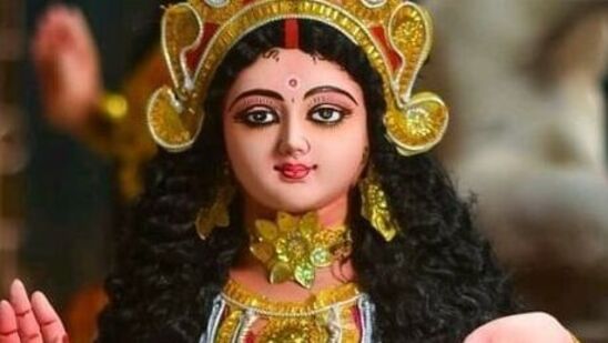 పౌర్ణమి రోజు పొద్దున్నే స్నానం చేసి శుభ్రమైన బట్టలు ధరించి లక్ష్మీదేవికి పరిమళాన్ని పూయండి, ఆపై సువాసనగల అగరబత్తిని వెలిగించండి. ఆ తర్వాత లక్ష్మీ దేవిని ధ్యానించండి. కుటుంబానికి సంతోషకరమైన జీవితం కోసం ప్రార్థించండి. కొంత డబ్బుపై పసుపు, కుంకుమ పూసి వాటిని లక్ష్మీదేవికి సమర్పించండి. మరుసటి రోజు ఈ డబ్బును సేకరించి మీ ఇంటిలోని సేఫ్&nbsp;లాకర్‌లో ఉంచండి. ఇది మీ ఇంట్లో పేదరికాన్ని నివారించి ఆర్థిక సంక్షోభాన్ని కూడా తొలగిస్తుంది.