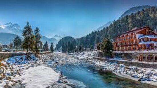 Pahalgam, Kashmir: జమ్మూ కాశ్మీర్‌లోని అనంత్‌నాగ్ జిల్లాలో పహల్గామ్ ఒక సుందరమైన పట్టణం. దట్టమైన పచ్చికభూములు, దట్టమైన అడవులు, లోయ గుండా ప్రవహించే లిడర్ నదితో ఇది అద్భుతమైన ప్రకృతి సౌందర్యానికి ప్రసిద్ధి చెందింది. అమర్‌నాథ్ గుహకు ప్రసిద్ధి చెందిన ట్రెక్‌తో సహా ఈ ప్రాంతంలోని అనేక ట్రెక్‌లు ఇక్కడి నుంచే ప్రారంభమవుతాయి.&nbsp;