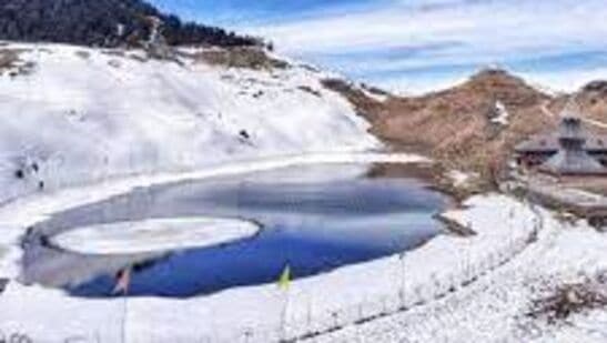 Prashar Lake, Himachal Pradesh: హిమాలయాలలోని ధౌలాధర్ శ్రేణిలో ఉన్న ఈ సరస్సు చుట్టూ మామూలు సమయాల్లో పచ్చదనం, శీతాకాలంలో మంచుతో కప్పబడిన శిఖరాలు ఉన్నాయి. ఈ ప్రాంతం దాని ప్రశాంతమైన వాతావరణానికి ప్రసిద్ధి చెందింది, ఇది ప్రకృతి ప్రేమికులకు మరియు ఏకాంతాన్ని కోరుకునే వారికి సరైన గమ్యస్థానం. సమీపంలోని ఆలయం నిర్మలమైన ప్రకృతి దృశ్యానికి ఆధ్యాత్మికతను జోడిస్తుంది.