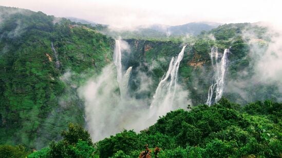 Jog Falls, Karnataka: కర్ణాటకలోని జోగ్ ఫాల్స్ భారతదేశంలోని అత్యంత ఎత్తైన జలపాతాలలో ఒకటి, ఇది కర్ణాటకలోని షిమోగా జిల్లాలో ఉంది. శరావతి నది ద్వారా ఈ జలపాతాలు ఏర్పడ్డాయి. ఇది రాజా, రాణి, రోవర్, రాకెట్ అనే నాలుగు విభిన్న జలపాతాలలో 253 మీటర్ల (830 అడుగులు) ఎత్తు నుండి జాలువారుతుంటాయి. చుట్టుపక్కల పచ్చదనం, నీరు కిందపడే శబ్దం జోగ్ జలపాతాన్ని ఒక అద్భుతమైన దృశ్యం చేస్తుంది,