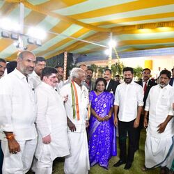 <p>ఎట్ హోం కార్యక్రమంలో డిప్యూటీ సీఎం భట్టి విక్రమార్క, మంత్రులు పొన్నం ప్రభాకర్, కొండా సురేఖ</p>