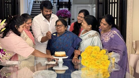 మెగాస్టార్ చిరంజీవి మాతృమూర్తి అంజనా దేవి పుట్టిన రోజు నేడు (జనవరి 29). ఈ సందర్భంగా తన తల్లి పుట్టిన రోజును ఇంట్లో సెలెబ్రేట్ చేశారు చిరంజీవి.&nbsp;