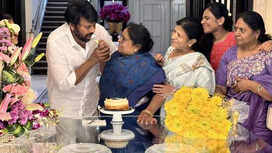 కేక్ కట్ చేసి చిరంజీవికి తినిపించారు అంజనా దేవి. మెగాస్టార్ భార్య సురేఖతో పాటు మరికొందరు కుటుంబ సభ్యులు కూడా ఈ సెలెబ్రేషన్లలో ఉన్నారు.