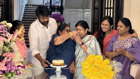 ఈ ఫొటోలను సోషల్ మీడియాలో పోస్ట్ చేశారు మెగాస్టార్ చిరంజీవి. “కనిపించే దేవత, కని.. పెంచిన అమ్మకు ప్రేమతో జన్మదిన శుభాకాంక్షలు” అని ట్వీట్ చేశారు చిరూ.&nbsp;