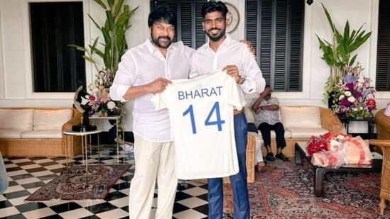 పద్మవిభూషణ్ అవార్డు దక్కించుకున్న చిరంజీవిని చాలా మంది సినీ ప్రముఖులు కలిసి అభినందనలు తెలుపుతూనే ఉన్నారు. టీమిండియా క్రికెటర్, తెలుగు ఆటగాడు కేఎస్ భరత్ నేడు చిరంజీవిని కలిసి కంగ్రాచులేషన్స్ తెలిపారు. తన జెర్సీని గుర్తుగా అందించారు. ఇక, మెగాస్టార్ చిరూ ప్రస్తుతం విశ్వంభర సినిమా చేస్తున్నారు.&nbsp;
