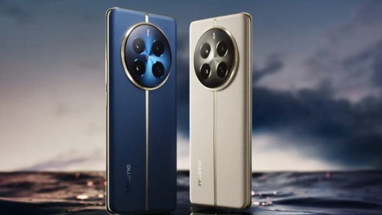 రియల్​మీ కొత్త స్మార్ట్​ఫోన్స్​లో కర్వ్​డ్​ డిస్​ప్లే, టాప్​ సెంటర్డ్​ పంచ్​ హోల్​ కటౌట్​ డిజైన్​ వంటివి కనిపిస్తున్నాయి. పవర్​ బటన్​, వాల్యూ బటన్​ రైట్​ సైడ్​లో ఉంది. టైప్​-సీ పోర్ట్​, సిమ్​ ట్రే, ప్రైమరీ మైక్రోఫోన్​, స్పీకర్​ వంటివి.. కింది భాగంలో ఉన్నాయి. రేర్​లో సర్క్యులర్​ కెమెరా మాడ్యూల్​ వస్తోంది.