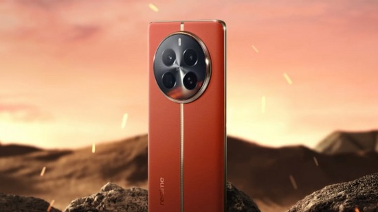 రియల్​మీ 12 ప్రో+ 8జీబీ ర్యామ్​- 128జీబీ స్టోరేజ్​ ధర రూ. 29,999గా ఉంది. 8జీబీ ర్యామ్​- 256జీబీ స్టోరేజ్​ ధర రూ. 31,999, 12జీబీ ర్యామ్​- 256జీబీ స్టోరేజ్​ వేరియంట్​ ధర రూ.33,999గా ఉన్నాయి. సబ్​మెరైన్​ బ్లూ, నావిగేటర్​ కలర్స్​లో ఇవి వస్తున్నాయి.