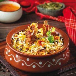 <p>Hyderabad: హైదరాబాద్ ను నిజామ్‌ ల నగరం అని కూడా పిలుస్తారు. ఇది వివిధ రుచుల సంగమం వంటిది. ఇక్కడి హైదరాబాదీ బిర్యానీ కి ప్రపంచవ్యాప్తంగా ఫ్యాన్స్ ఉన్నారు. సుగంధ బాస్మతి బియ్యంతో లేత మాంసం, వివిధ సుగంధ ద్రవ్యాల మిశ్రమంతో ఈ రుచికరమైన బిర్యానీని తయారు చేస్తారు. హైదరాబాద్ కే ప్రత్యేకమైన మరో వంటకం హలీమ్, పవిత్ర రంజాన్ మాసంలో మాత్రమే ఇది లభిస్తుంది. లేత మాంసం, గోధుమలు, తాజా నెయ్యి, వివిధ సుగంధ ద్రవ్యాలతో దీనిని తయారు చేస్తారు. టేస్టీ అట్టాస్ లో హైదరాబాద్ 39వ ర్యాంక్ లో నిలిచింది.</p>