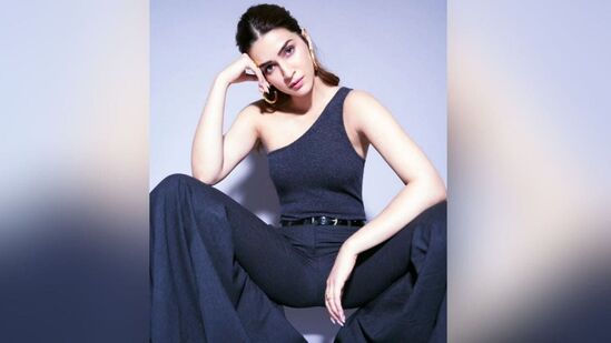 కృతి సనన్ తనదైన శైలీలో రెట్రో లుక్‌తో అట్రాక్ట్ చేసింది. కృతి సనన్‌లాగే ఇలాంటి బెల్ బాటమ్ అదే జంప్‌సూట్‌ను ఆర్డర్ చేయడం గురించి ఆలోచిస్తున్నారా! అయితే పెట్టేసేయండి. ఎందుకంటే ప్రతి ఒక్కరికీ, ఎలాంటి సందర్భంలో అయిన ఈ దుస్తులు సరిపోతాయి.&nbsp;&nbsp;