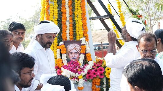 <p>కొమరం భీమ్ ఘాట్ వద్ద నివాళులు అర్పిస్తున్న సీఎం రేవంత్ రెడ్డి, డిప్యూటీ సీఎం భట్టి</p>