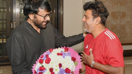 మెగాస్టార్ చిరంజీవికి ఇటీవలే భారత దేశ రెండో అత్యున్నత పురస్కారం పద్మవిభూషణ్‍ను కేంద్ర ప్రభుత్వం ప్రకటించింది. ఈ సందర్భంగా చిరంజీవిని సినీ, రాజకీయ ప్రముఖులు కలిసి శుభాకాంక్షలు చెబుతున్నారు. ఇప్పుడు ఈ జాబితాలో కన్నడ సూపర్ స్టార్ శివ రాజ్‍కుమార్ కూడా చేరారు.&nbsp;