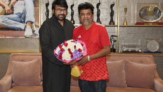 బెంగళూరు నుంచి హైదరాబాద్ వచ్చి మరీ నేడు (ఫిబ్రవరి 4) చిరంజీవికి శుభాకాంక్షలు చెప్పారు శివ రాజ్‍కుమార్. పద్మవిభూషణ్ దక్కించుకున్న చిరూను అభినందించారు.&nbsp;