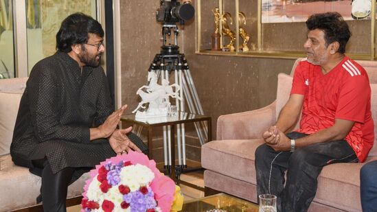 ఈ ఫొటోలను ఎక్స్ (ట్విట్టర్)లో షేర్ చేశారు చిరంజీవి. “బెంగళూరు నుంచి వచ్చి మరీ నాకు శుభాకాంక్షలు చెప్పారు నా ప్రియమైన శివ రాజ్‍కుమార్. ఇది నా హృదయాన్ని హత్తుకుంది. లంచ్ కోసం కలిసి కాస్త సమయం గడిపాం. మా బంధాన్ని, దిగ్గజం రాజ్‍కుమార్, వారి కుటుంబంతో చాలా జ్ఞాపకాల గురించి మాట్లాడుకున్నాం” అని చిరంజీవి ట్వీట్ చేశారు.&nbsp;