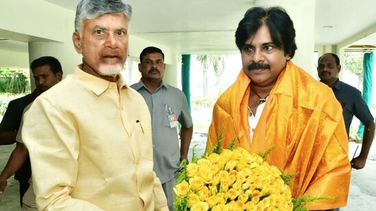 జనసేన అధ్యక్షుడు పవన్ కల్యాణ్ తెలుగు దేశం జాతీయ అధ్యక్షుడు చంద్రబాబుతో ఆదివారం సమావేశం అయ్యారు. ఉండవల్లిలోని చంద్రబాబు నివాసంలో ఈ సమావేశం జరిగింది.&nbsp;