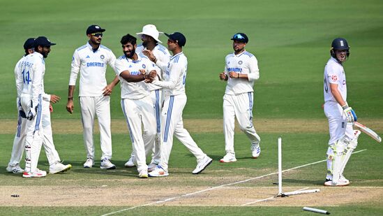 రెండో టెస్టులో టీమిండియా 106 పరుగుల తేడాతో ఇంగ్లండ్పై గెలిచింది. దీంతో ఐదు టెస్టుల సిరీస్ 1-1తో సమంగా నిలిచింది. ఈ సిరీస్లో మూడో టెస్టు ఫిబ్రవరి 15వ తేదీన ప్రారంభం కానుంది. రెండో టెస్టులో టీమిండియా 106 పరుగుల తేడాతో ఇంగ్లండ్పై గెలిచింది. దీంతో ఐదు టెస్టుల సిరీస్ 1-1తో సమంగా నిలిచింది. ఈ సిరీస్లో మూడో టెస్టు ఫిబ్రవరి 15వ తేదీన ప్రారంభం కానుంది. 