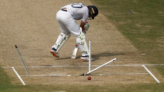 విశాఖపట్నం వేదికగా జరిగిన రెండో టెస్టు తొలి ఇన్నింగ్స్‌లో జస్‍ప్రీత్ బుమ్రా వేసిన యార్కర్‌కు ఇంగ్లండ్ బ్యాటర్ ఓలీ పోప్ బౌల్డ్ అయ్యాడు. ఈ అద్భుతమైన యార్కర్‌తో స్టంప్స్ ఎగిరిపడ్డాయి. ఈ వీడియో సోషల్ మీడియాలో వైరల్‍గా మారింది.&nbsp;