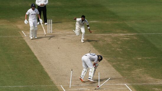 ఓలీ పోప్‍ను ఔట్ చేశాక.. అత్యంత వేగంగా 150 టెస్టు వికెట్లను తీసిన భారత పేసర్‌గా బుమ్రా రికార్డులకెక్కాడు. అయితే, బుమ్రా వేసిన ఈ డెడ్లీ యార్కర్‌ అందరినీ ఆకట్టుకుంటోంది.&nbsp;