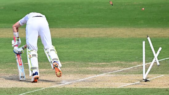 సూపర్ యార్కర్తో పోప్ను బుమ్రా బౌల్డ్ చేసిన వీడియోను ఎక్స్(ట్విట్టర్)లో పోస్ట్ చేసిన నెటిజన్.. పాకిస్థాన్ మాజీ పేసర్ వకార్ యూనిస్ను ట్యాగ్ చేశారు. ఈ యార్కర్ ఎవరినైనా గుర్తు చేసిందా అని ప్రశ్నించారు. సూపర్ యార్కర్తో పోప్ను బుమ్రా బౌల్డ్ చేసిన వీడియోను ఎక్స్(ట్విట్టర్)లో పోస్ట్ చేసిన నెటిజన్.. పాకిస్థాన్ మాజీ పేసర్ వకార్ యూనిస్ను ట్యాగ్ చేశారు. ఈ యార్కర్ ఎవరినైనా గుర్తు చేసిందా అని ప్రశ్నించారు. 