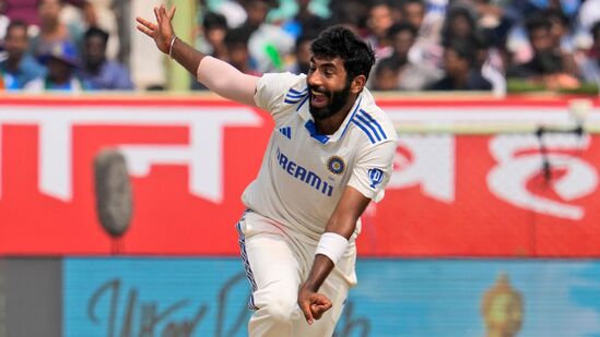 bumrah record: బుమ్రా 2018లో తొలిసారి వన్డేల్లో నంబర్ వన్ బౌలర్ అయ్యాడు. ఆ తర్వాత 2022, జులైలో టీ20ల్లోనూ ఈ ఘనత దక్కించుకున్నాడు. తాజాగా టెస్టుల్లోనూ నంబర్ వన్ ర్యాంకు అందుకున్నాడు. టెస్టుల్లో గతంలో ఏ ఇండియన్ పేస్ బౌలర్ ఈ ఘనత సాధించలేదు.