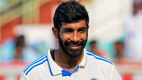 bumrah record: ఇంగ్లండ్ తో రెండో టెస్టులో 9 వికెట్లు తీసిన బుమ్రా బుధవారం (ఫిబ్రవరి 7) రిలీజ్ చేసిన టెస్టు ర్యాంకుల్లో నంబర్ వన్ అయ్యాడు. ఈ ఘనత సాధించిన తొలి ఇండియన్ పేస్ బౌలర్ బుమ్రానే. ఇక మూడు ఫార్మాట్లలోనూ నంబర్ వన్ బౌలర్ గా నిలిచిన తొలి ఆసియా బౌలర్ కూడా బుమ్రానే కావడం విశేషం. గతంలో విరాట్ కోహ్లి బ్యాటర్ల ర్యాంకుల్లో అన్ని ఫార్మాట్లలో నంబర్ వన్ అయిన తొలి ఆసియా బ్యాటర్ గా నిలిచాడు.