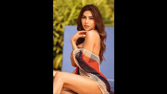 నిక్కీ తంబోలి సోషల్ మీడియాలో చాలా యాక్టివ్‌గా ఉంటుందన్న విషయం బాలీవుడ్ ప్రేక్షకులకు తెలిసిందే. ఆమె ఎప్పుడెప్పుడు హాట్ ఫొటోలు పెడుతుందా అని ఎదురుచూసే అభిమానులు చాలమందే ఉన్నారు. అందుకే తాజాగా తన హాట్ లుక్స్‌తో సోషల్ మీడియాలో హీట్ పెంచేసింది.&nbsp;&nbsp;