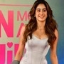 Janhvi Kapoor: జాన్వీ కపూర్ అందం చూశారు కదా. తన తల్లి శ్రీదేవిలాంటి స్మైల్ తో ఇలా సింపుల్ డ్రెస్ లో వచ్చినా కెమెరాలన్నీ ఆమెవైపే తిరిగాయి. బాలీవుడ్ నటుడు షాహిద్ కపూర్, కృతి సనన్ కలిసి నటించిన తేరీ బాతోమే ఐసా ఉల్జా జియా (Teri Baaton Mein Aisa Uljha Jiya) మూవీ స్పెషల్ స్క్రీనింగ్ కు జాన్వీ ఇలా వచ్చింది. <p>Janhvi Kapoor: జాన్వీ కపూర్ అందం చూశారు కదా. తన తల్లి శ్రీదేవిలాంటి స్మైల్ తో ఇలా సింపుల్ డ్రెస్ లో వచ్చినా కెమెరాలన్నీ ఆమెవైపే తిరిగాయి. బాలీవుడ్ నటుడు షాహిద్ కపూర్, కృతి సనన్ కలిసి నటించిన తేరీ బాతోమే ఐసా ఉల్జా జియా (Teri Baaton Mein Aisa Uljha Jiya) మూవీ స్పెషల్ స్క్రీనింగ్ కు జాన్వీ ఇలా వచ్చింది.</p>