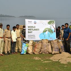 <p>అధికారులు, స్వచ్ఛంద కార్యకర్తలు కలిసి పోచారం డ్యామ్ పరిసరాల్లో సుమారు నాలుగు గంటలు పాటు శ్రమించి చెత్తను బ్యాగుల్లోకి ఎత్తారు. &nbsp;</p>
