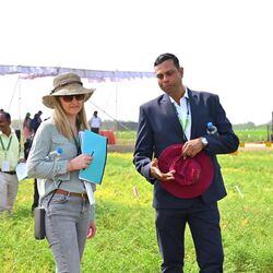 <p>ఇక్రిశాట్ లో శనగ పంటల పరిశోధనకు అధ్యక్షునిగా పనిచేస్తున్న రాకేశ్ శ్రీవాత్సవ, ఒక విదేశ మహిళా శాస్త్రవేత్తతో తమ పరిశోధన పురోగతి గురించి వివరిస్తున్నారు. &nbsp;</p>