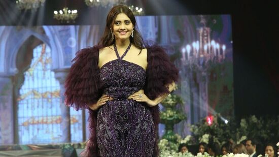 మంచు లక్ష్మీ టీచ్ ఫర్ చేంజ్ ఫ్యాషన్ షోలో టాలీవుడ్ హీరోయిన్ సురభి ఎంతో అందంగా కనిపించింది. అంతే అందంగా స్మైల్ ఇస్తూ ర్యాంప్ వాక్ వేదికపై పోజు ఇచ్చింది. సురభి బీరువా తదితర సినిమాల్లో నటించింది.&nbsp;