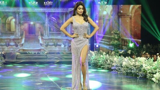 టీచ్ ఫర్ చేంజ్ ఫ్యాషన్ షోలో హీరోయిన్ శ్రీయా సరన్ సూపర్ హాట్ గా దర్శనం ఇచ్చింది. స్లీవ్ లెస్ థైస్ కట్ డ్రెస్సులో వయ్యారంగా పోజు ఇచ్చింది.&nbsp;