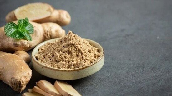 ఎసిడిటీకి కారణమవుతుంది - అల్లం ఎక్కువగా తినడం వల్ల ఎసిడిటీ సమస్య పెరుగుతుంది. ఇది శరీరాన్ని కూడా వేడి చేస్తుంది. ఫలితంగా పొట్ట సమస్య పెరుగుతుంది. అదనపు అల్లం తినడం.. రకరకాల సమస్యలు కనిపిస్తాయి. ఎసిడిటీకి కారణమవుతుంది - అల్లం ఎక్కువగా తినడం వల్ల ఎసిడిటీ సమస్య పెరుగుతుంది. ఇది శరీరాన్ని కూడా వేడి చేస్తుంది. ఫలితంగా పొట్ట సమస్య పెరుగుతుంది. అదనపు అల్లం తినడం.. రకరకాల సమస్యలు కనిపిస్తాయి.