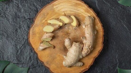 నిద్రలేమి - రాత్రిపూట అల్లం టీ తాగి నిద్రపోయే అలవాటు చాలా మందికి ఉంటుంది. అయితే అల్లం ఎక్కువగా తినడం వల్ల శరీరంలో సమస్యలు వస్తాయని చెబుతున్నారు. రాత్రిపూట నిద్ర తగ్గవచ్చు. ఫలితంగా, శరీరంలో అసౌకర్యం పెరుగుతుంది. నిద్రలేమి - రాత్రిపూట అల్లం టీ తాగి నిద్రపోయే అలవాటు చాలా మందికి ఉంటుంది. అయితే అల్లం ఎక్కువగా తినడం వల్ల శరీరంలో సమస్యలు వస్తాయని చెబుతున్నారు. రాత్రిపూట నిద్ర తగ్గవచ్చు. ఫలితంగా, శరీరంలో అసౌకర్యం పెరుగుతుంది.