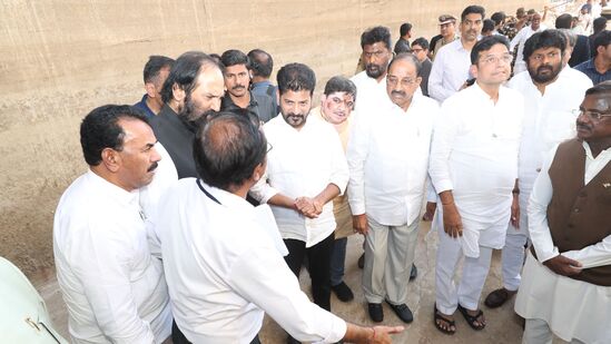 మేడిగడ్డ, అన్నారం, సుందిళ్ల ను ఒకే రకమైన టెక్నాలజీతో నిర్మించారని సీఎం రేవంత్ రెడ్డి తెలిపారు. మూడు బ్యారేజీల్లో ఎక్కడా నీళ్లు లేవన్నారు. నీళ్లు నింపితే కానీ భవిష్యత్ లో ఎలాంటి సమస్యలు రాబోతున్నాయో తెలియని పరిస్థితి అన్నారు. ఎన్నికల ముందు ఇష్యూ అవుతుందనే ఈ బ్యారేజీల్లో నీళ్లు లేకుండా చేశారన్నారు.&nbsp;