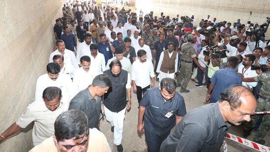 కాళేళ్వరం ప్రాజెక్టులోని మేడిగడ్డ లక్ష్మీ బ్యారేజీని సీఎం రేవంత్ రెడ్డి, ఎమ్మెల్యేలు, ఎమ్మెల్సీల బృందం పరిశీలించింది. పిల్లర్ కుంగిన చోటును సీఎం రేవంత్ రెడ్డి, ప్రజాప్రతినిధులు పరిశీలించారు. &nbsp;
