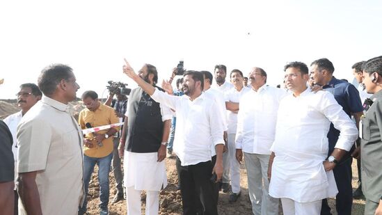 రేవంత్ రెడ్డి వెంట మంత్రులు తుమ్మల నాగేశ్వరరావు, ఉత్తమ్ కుమార్ రెడ్డి, జూపల్లి, పొన్నం, సీతక్క ఉన్నారు. వీరితో పాటు ఎంఐఎం ఎమ్మెల్యేలు, ఎమ్మెల్సీలు, సీపీఐ ఎమ్మెల్యే కూనంనేని సాంబశివరావు మేడిగడ్డ ప్రాజెక్టును సందర్శించారు.&nbsp;