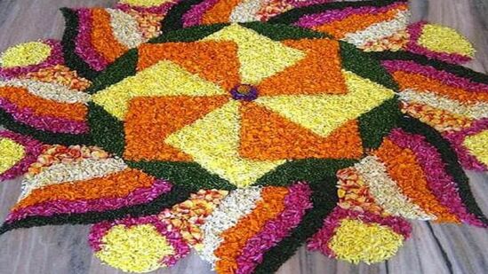 జంటలు వసంత పంచమి నాడు మన్మథుడు, రతీ దేవిని కలిసి పూజించాలి. ఇందుకోసం ముందుగా చెక్క పీఠమీద పసుపు వస్త్రాన్ని పరచి బియ్యంతో పాదమల్ని తయారుచేయాలి. గణేశ విగ్రహాన్ని ముందు పసుపుతో, మన్మథుడు, రతీ దేవిని వెనుక చందనంతో తయారు చేయండి. ఆ తర్వాత విధి ప్రకారం పూజలు నిర్వహించాలి. ఈ రోజున కామ్‌దేవుడికి అబీర్, రంగురంగుల పుష్పాలను సమర్పించండి.