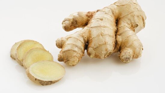 గర్భిణీ స్త్రీలకు చిట్కాలు - గర్భధారణ సమయంలో ఎక్కువ అల్లం తీసుకోకపోవడమే మంచిదిని నిపుణులు అంటున్నారు. ప్రెగ్నెన్సీ సమయంలో అల్లం తినడం వల్ల కొన్నిసార్లు సమస్యలు వస్తాయని చాలా మంది పేర్కొంటున్నారు. ఆ సందర్భంలో, వైద్యుని సలహా అవసరం. గర్భిణీ స్త్రీలకు చిట్కాలు - గర్భధారణ సమయంలో ఎక్కువ అల్లం తీసుకోకపోవడమే మంచిదిని నిపుణులు అంటున్నారు. ప్రెగ్నెన్సీ సమయంలో అల్లం తినడం వల్ల కొన్నిసార్లు సమస్యలు వస్తాయని చాలా మంది పేర్కొంటున్నారు. ఆ సందర్భంలో, వైద్యుని సలహా అవసరం.