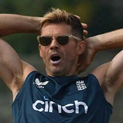 <p>James Anderson Fitness: ఇంగ్లండ్ జట్టులో ఈ మధ్య ఇండియాపై టెస్ట్ అరంగేట్రం చేసిన స్పిన్నర్లు షోయబ్ బషీర్, రేహాన్ అహ్మద్ లాంటి వాళ్లు జేమ్స్ ఆండర్సన్ కెరీర్ ప్రారంభించినప్పటికి ఇంకా పుట్టనే లేదు. అలాంటిది ఇప్పటికీ అతడు వాళ్లతో కలిసి ఆడుతున్నాడంటే 41 ఏళ్ల ఆండర్సన్ ఫిట్‌నెస్ ఏ స్థాయిలో ఉందో అర్థం చేసుకోవచ్చు.</p>