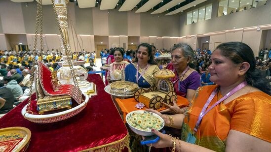 అబుదాబీలోని బీఏపీఎస్ హిందూ మందిర్ లో ప్రత్యేక పూజలు చేస్తున్న మహిళలు.